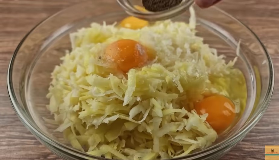 Слагам свинското филе направо върху НАСТЪРГАНИТЕ картофи и правя ...